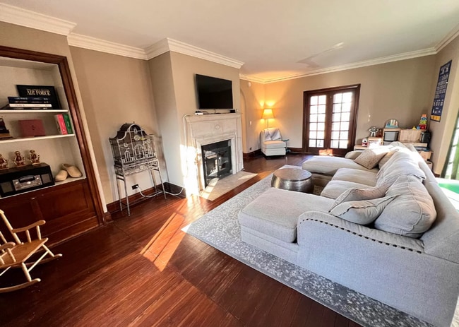 Building Photo - Large 3 Bedroom Home!