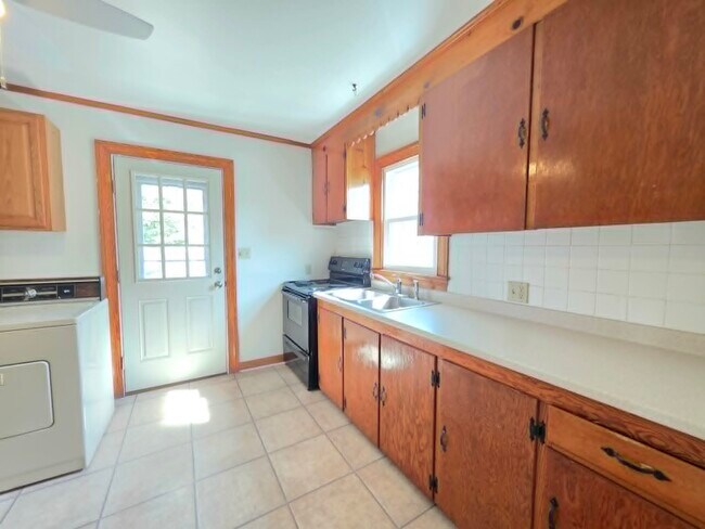 Building Photo - 1017 Tyler Ave