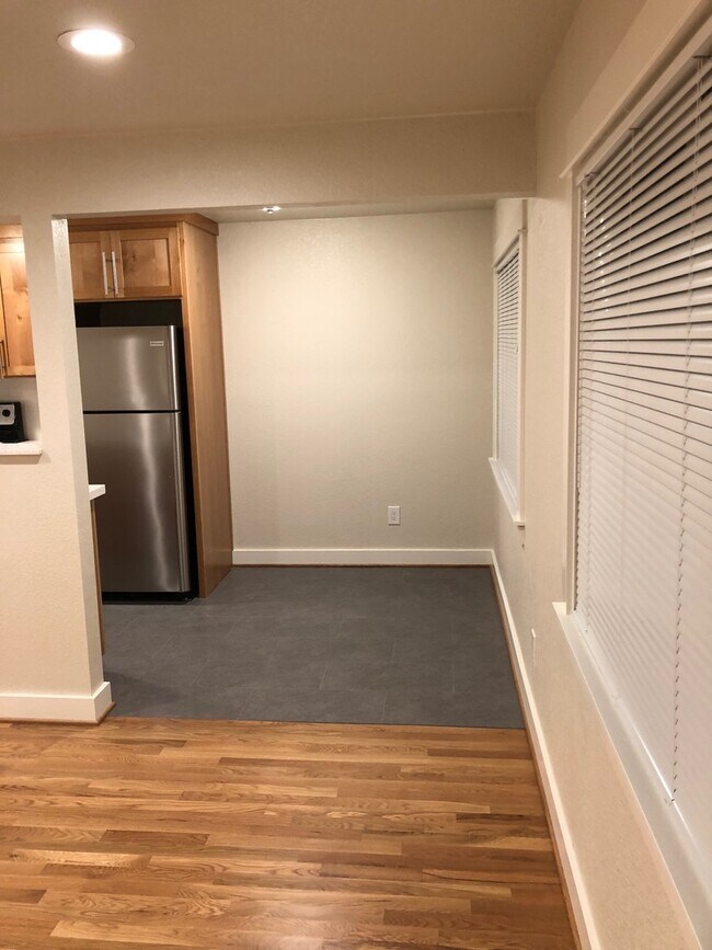 Building Photo - Juneau University Court Storage-W/D-Parking-Pets