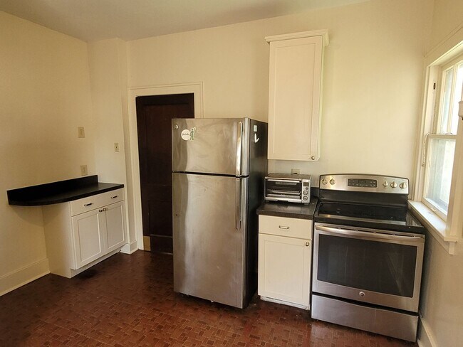 Building Photo - Charming home DOWNTOWN, steps from Columbia College