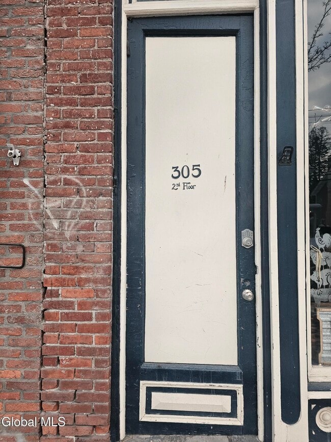 Building Photo - 305 Main St