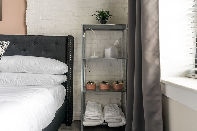 Building Photo - 212 W Roberts Ave