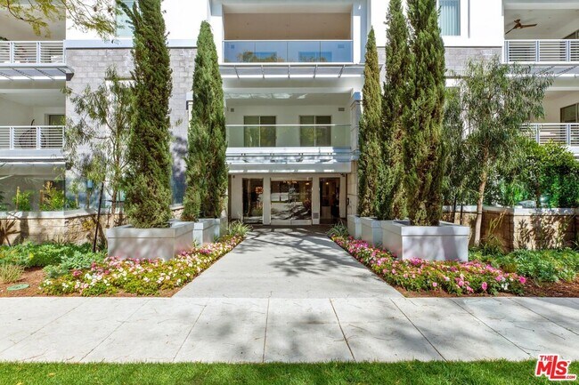 Building Photo - 460 N Palm Dr