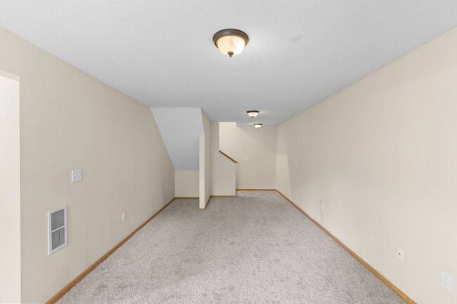 Building Photo - Modern 2-Bed Townhome with Vaulted Master & Private Deck – Prime Columbus Location!