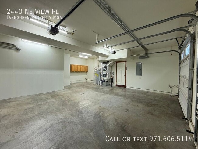 Building Photo - 2440 NE View Pl