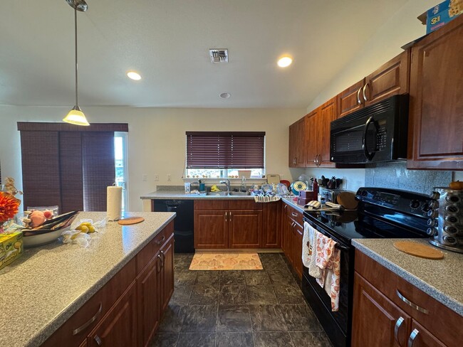 Building Photo - Beautiful 3-Bedroom & 3-Bathroom (Kapolei,...