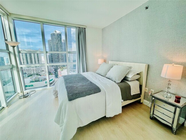 Building Photo - 950 Brickell Bay Dr