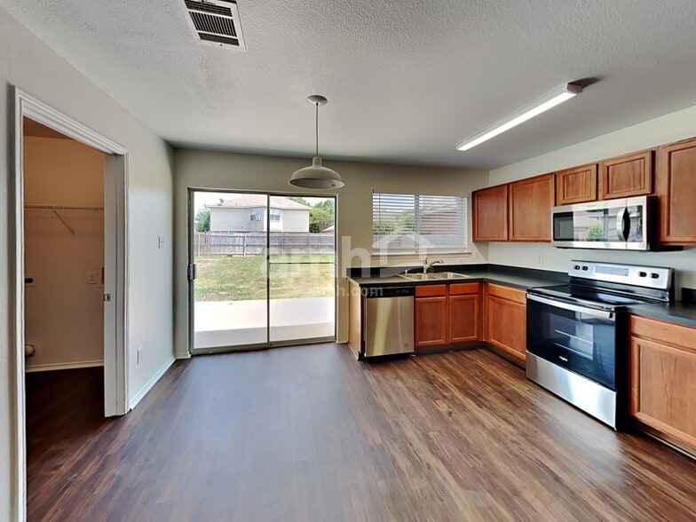 Building Photo - 2014 Kingsbridge Dr