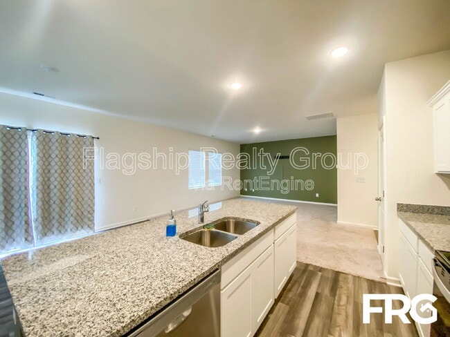 Building Photo - 300 Kenison Way