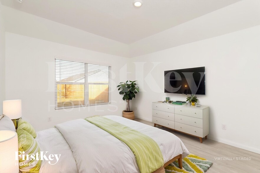 Building Photo - 10710 Vinateros Dr