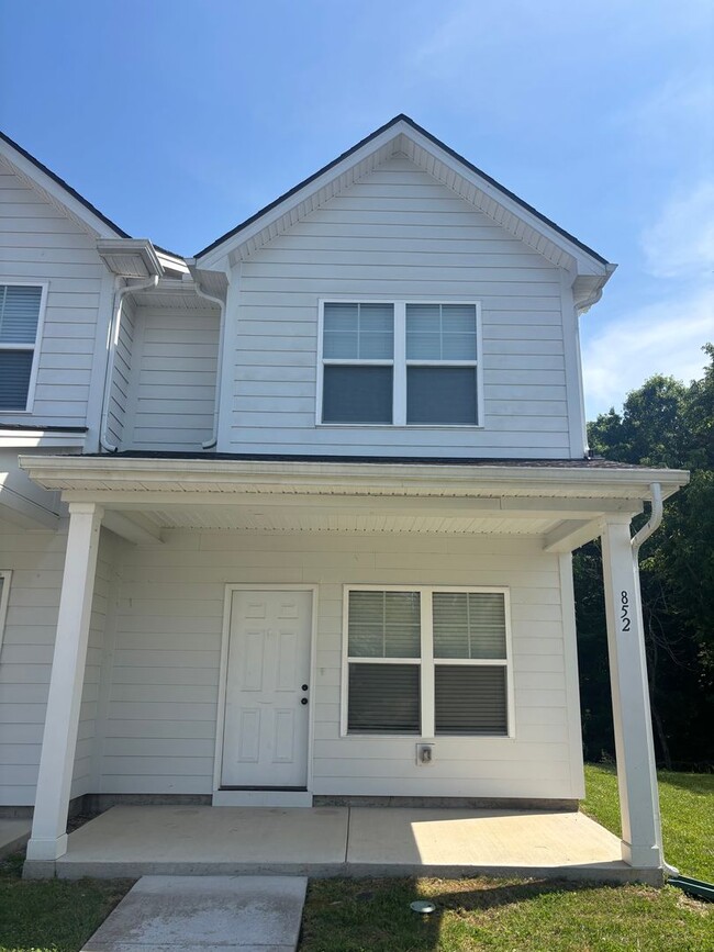 Building Photo - 860 Levitan Dr