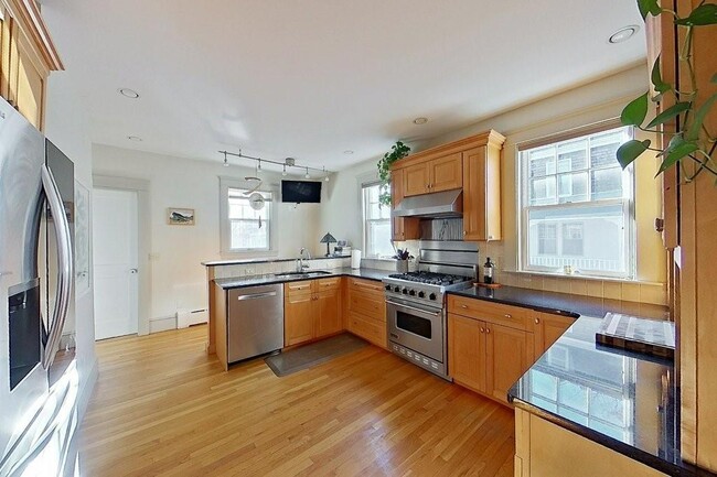 Building Photo - 27 Cranston Ave