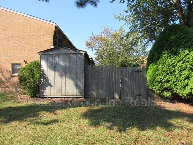 Building Photo - 800 St Denis Ct