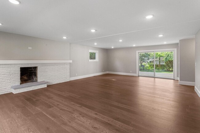 Building Photo - Four bedroom executive rental available now in Champaign's sought after Devonshire neighborhood!