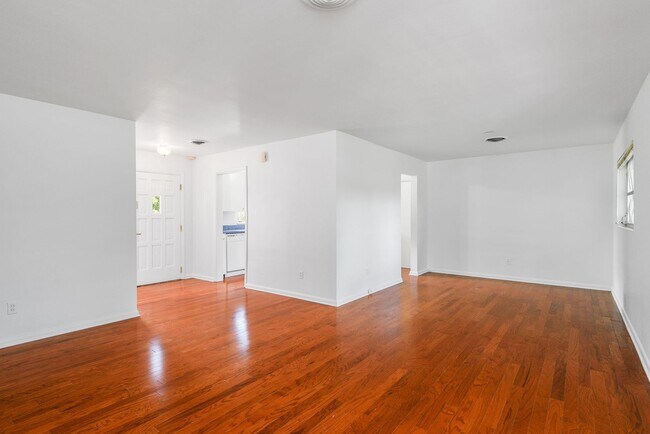 Building Photo - 2107 Brookview Dr