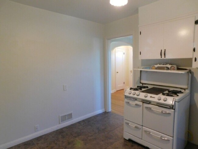 Building Photo - 3Bd/1Ba Two Story House w/ Basement - Avai...