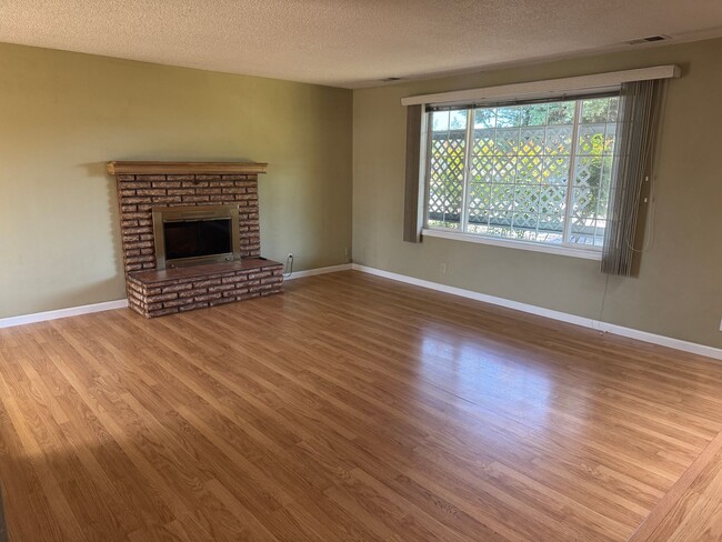 Building Photo - 2-bedroom/1 bathroom duplex with garage and shed!