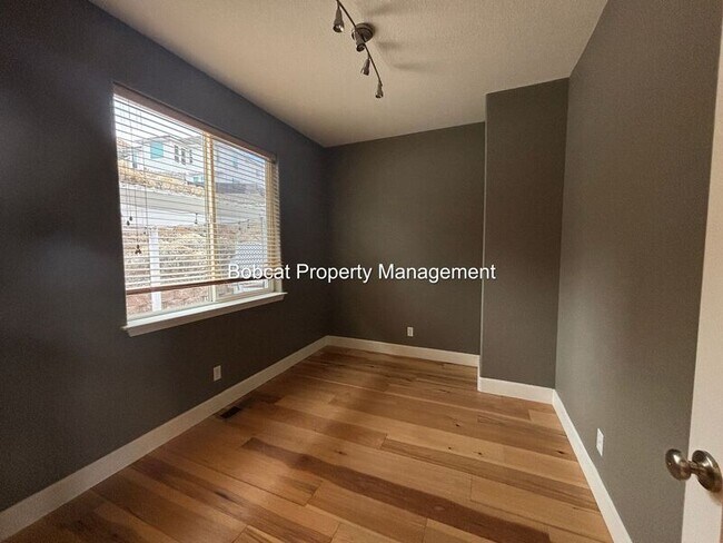 Building Photo - 1320 Thompson St