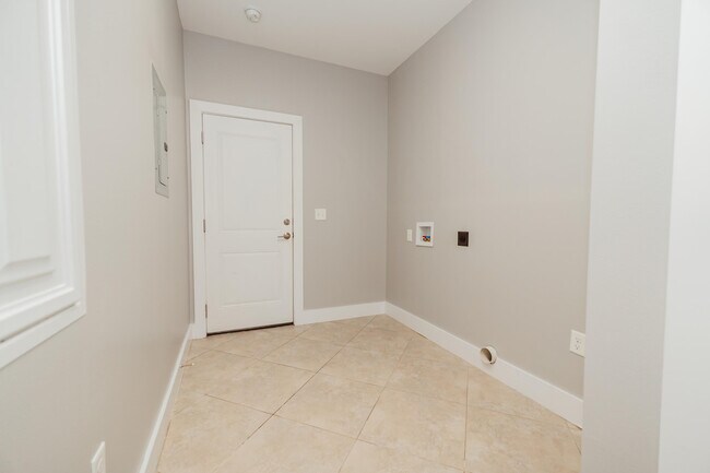 Building Photo - 133 Alicia Dr
