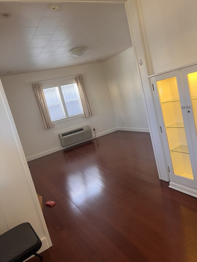 Building Photo - 118 E Chelan Ave