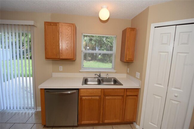 Building Photo - 27 Riverdale Ln