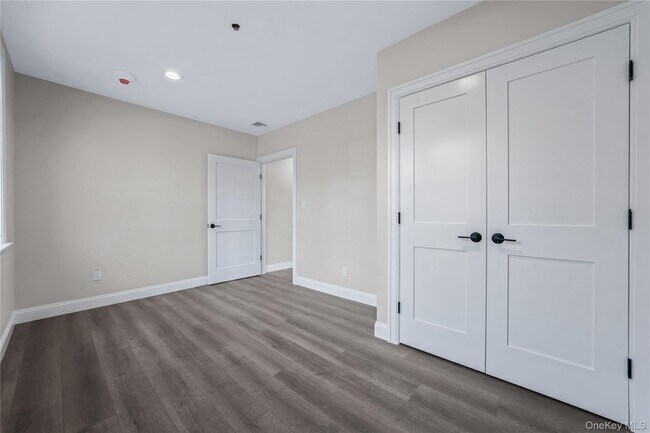 Building Photo - 110 School St