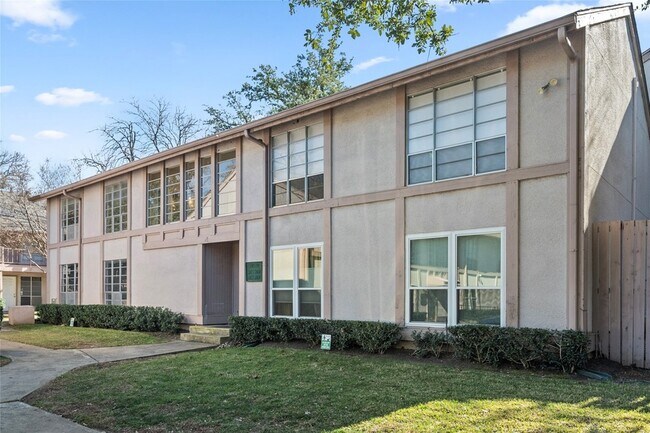 Building Photo - 10574 High Hollows Dr