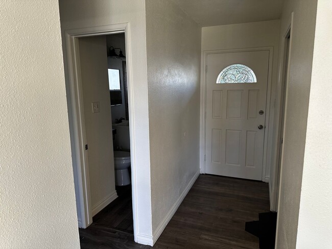 Building Photo - Charming Riverside Home on Hillside Avenue!