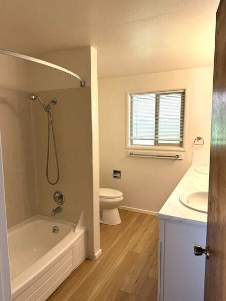 Building Photo - 745 E 43rd Ave