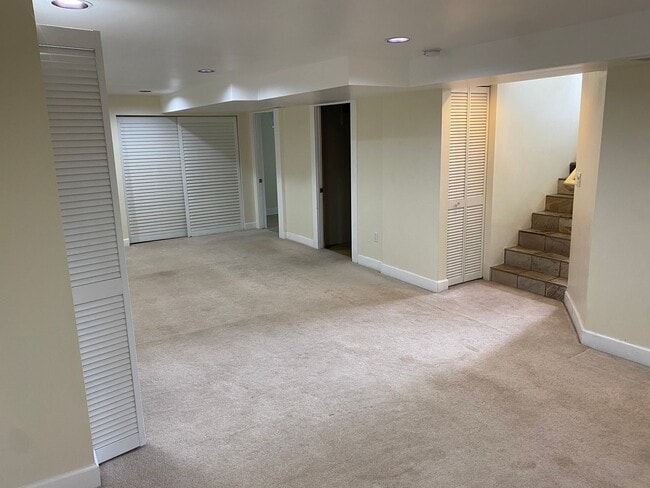 Building Photo - Arbor Lodge Bungalow!