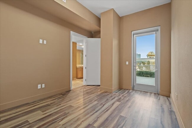 Building Photo - Fabulous Highrise Condo with Stripe Views!