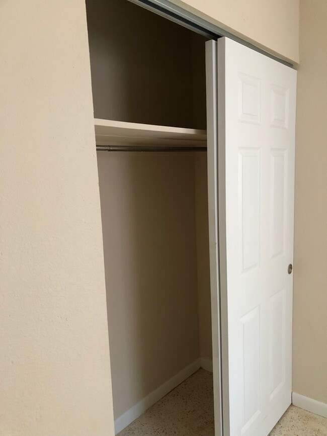Building Photo - Quaint 2/1.5 bath home