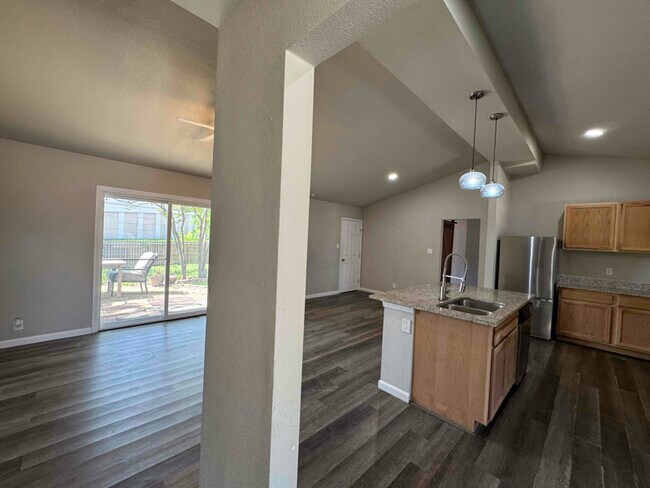Building Photo - 220 Dalehurst Dr