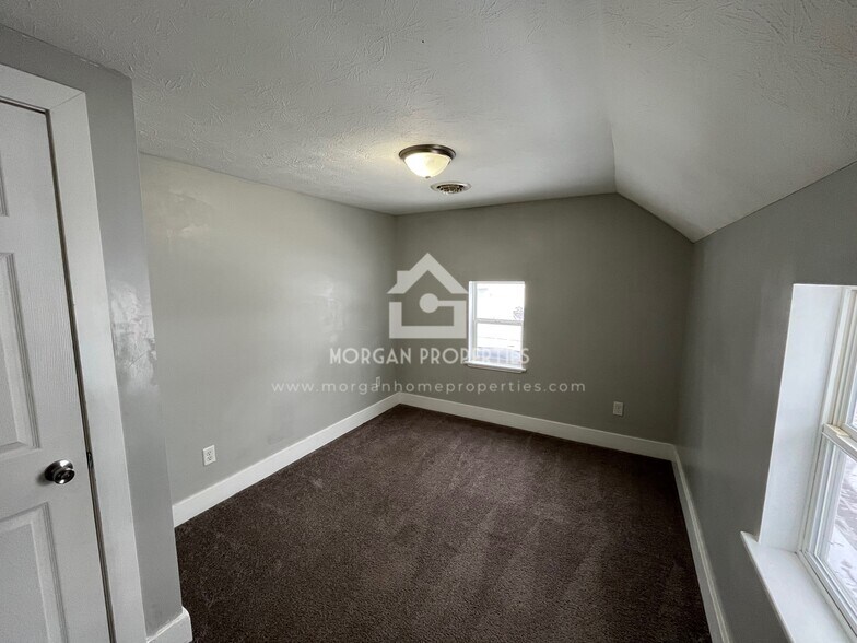 Building Photo - 832 E 7th St