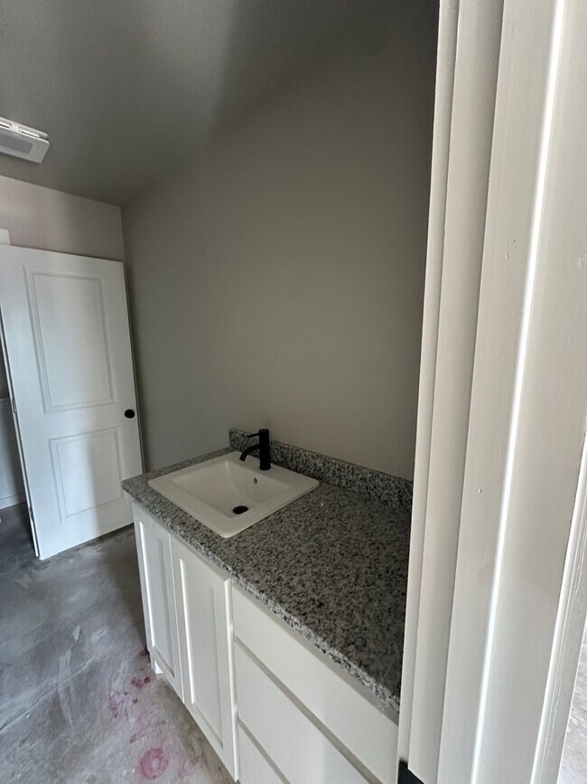 Building Photo - Modern Living Starts Here — Pre-Leasing at Hampton Hills!