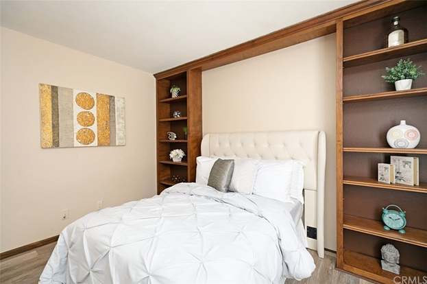 Building Photo - 323 Streamwood-