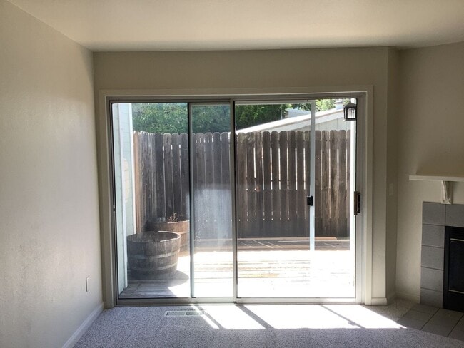 Building Photo - Centrally Located 2 Bedroom Townhome