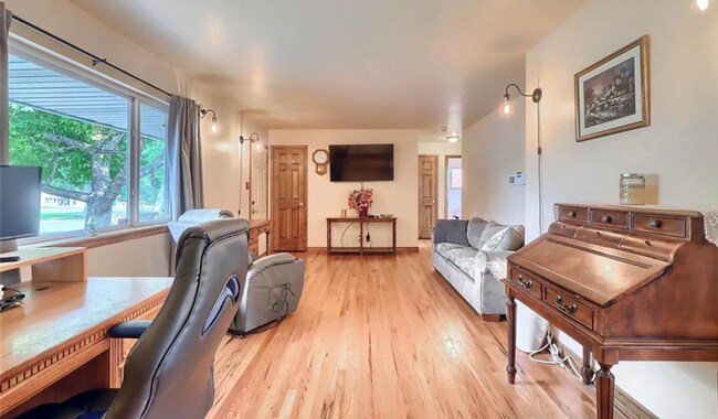 Building Photo - Huge room in a large shared home, private bathroom, great neighborhood, friendly roommates!