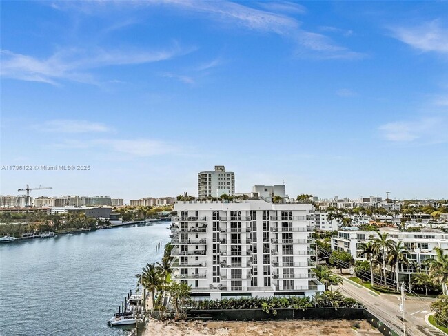 Building Photo - 9901 E Bay Harbor Dr