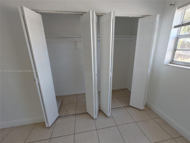 Building Photo - 1305 W 53rd St