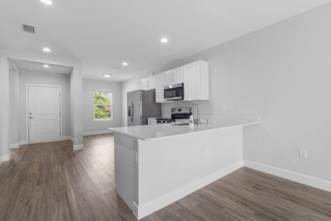 Building Photo - "Charming 3-Bed, 2-Bath Duplex Gem in Port Charlotte - Your Ideal Home Awaits!"