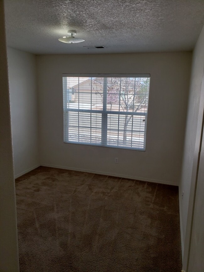 Building Photo - 3 bed 2 bath home in Huning Ranch