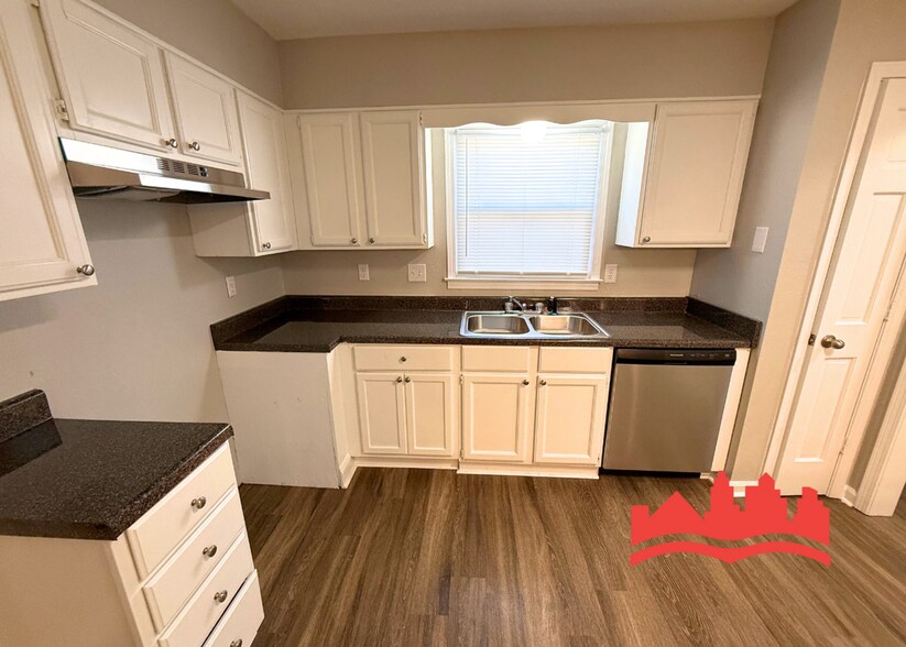 Building Photo - 5555 Blossom Ln