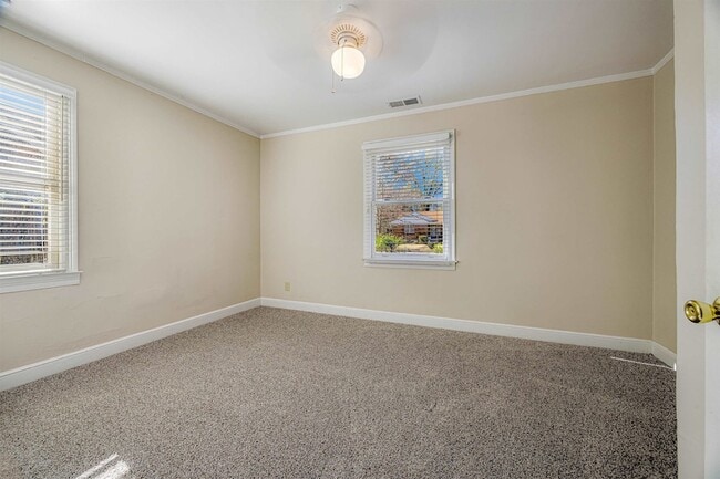 Building Photo - 672 Watson St