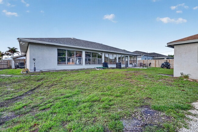 Building Photo - 481 SW Aster Rd