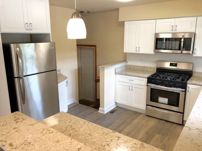 Building Photo - Updated 3Bed/2Bath Home For Rent Brookfield! 2 Car Attached Garage