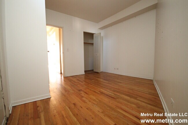 Building Photo - 424 W Belden Ave