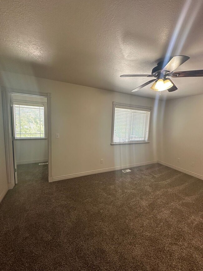 Building Photo - Modern 3 Bed, 2.5 Bath Townhouse - Excelle...