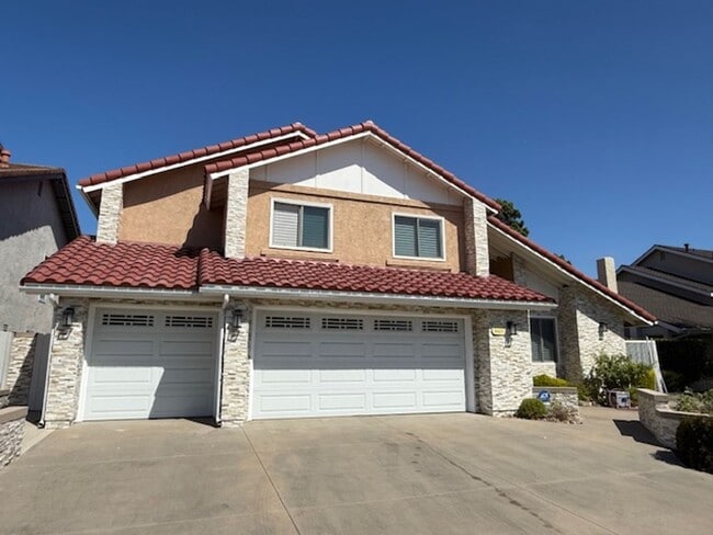 Building Photo - Fully Furnished 5 bedroom home