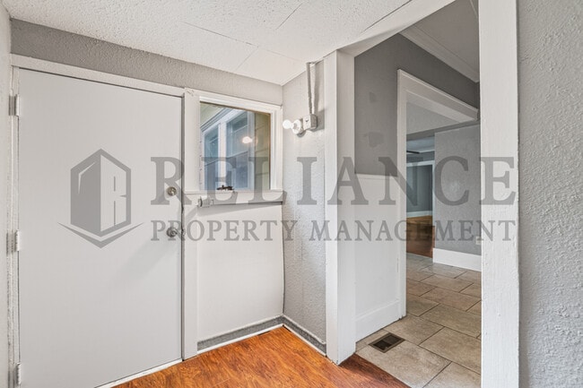 Building Photo - 332 N Rutan St